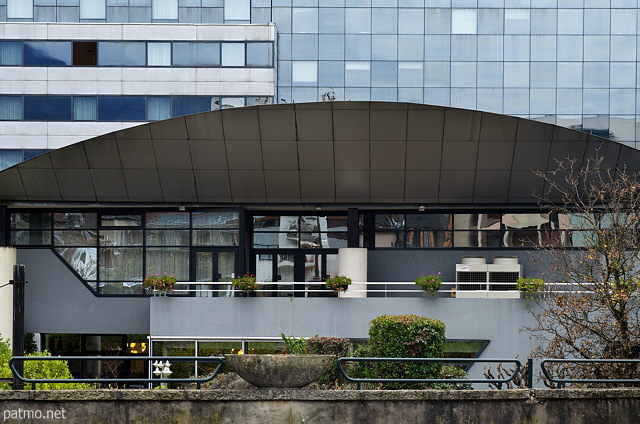 Image d'un bâtiment moderne dans le quartier de la gare à Annecy