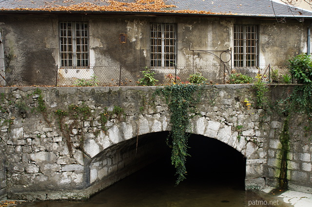 Image d'un tunnel sur un des canaux du Thiou dans la vieille ville d'Annecy