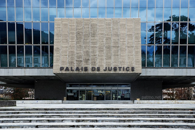 Photo de la façade moderne du Palais de Justice de la ville d'Annecy