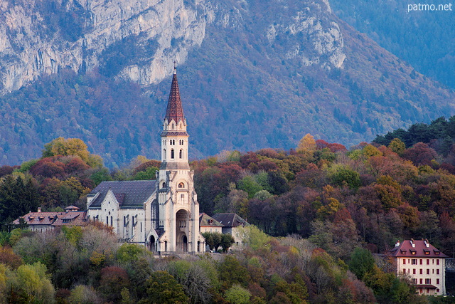 Photo de la basilique de la Visitation au milieu des couleurs d'automne à Annecy