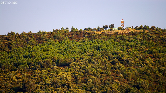 Image d'une tour de guet sur les crêtes du Massif des Maures