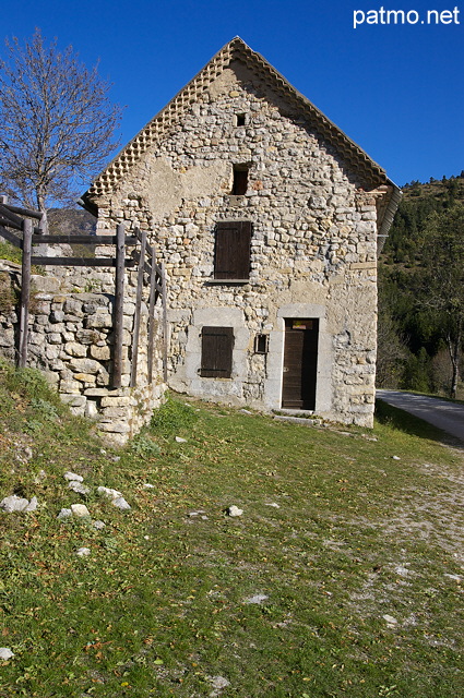 Photo d'une maison en pierre dans les Hautes Alpes à Agnielles
