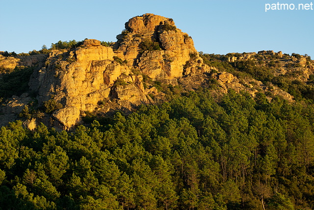 Photographie du rocher de Roquebrune sur Argens dans la lumire du soir