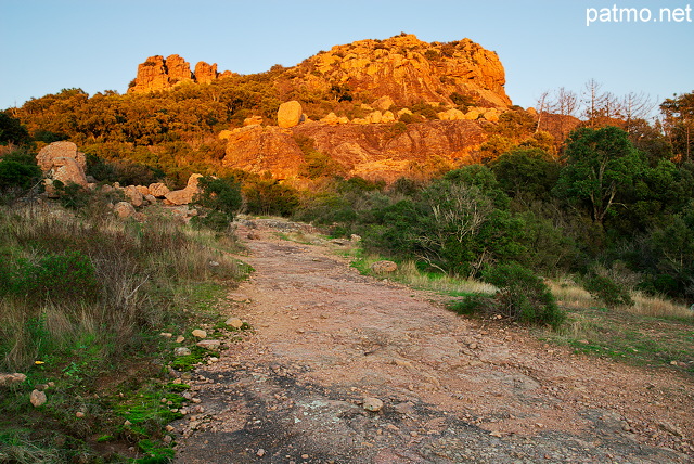 Photo du rocher de Roquebrune sur Argens au crépuscule