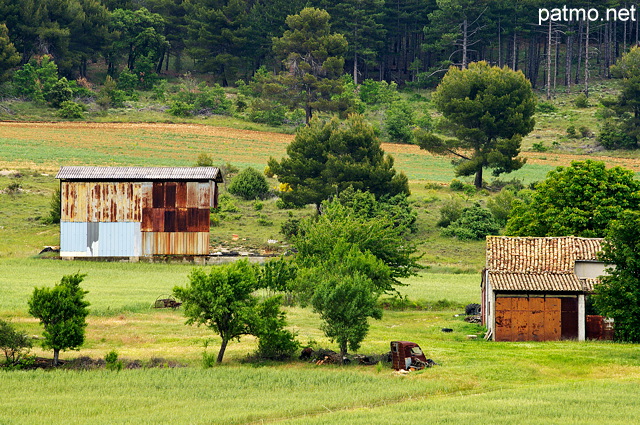 Photographie d'un paysage rural dans les Alpes de Haute Provence