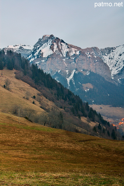 Photo d'un paysage rural de moyenne montagne en Haute Savoie