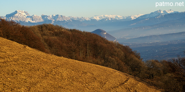 Photo panoramique d'un paysage d'hiver sur la montagne du Vuache en Haute Savoie