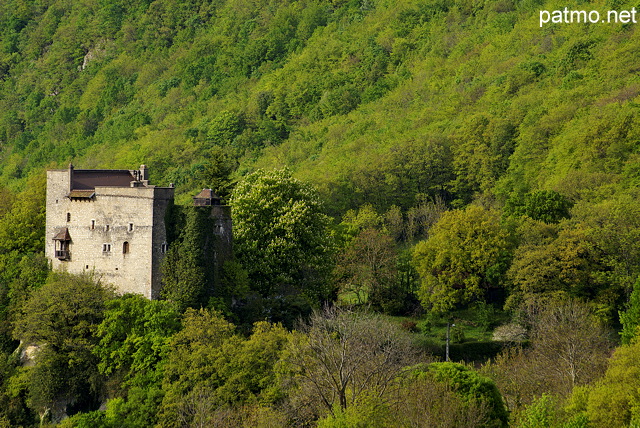 Photographie du château d'Arcine au pied de la montagne du Vuache en Haute Savoie