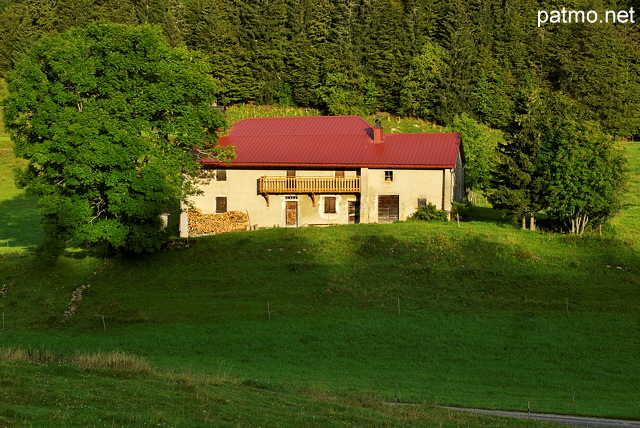 Photographie d'un maison traditionnelle du Haut Jura