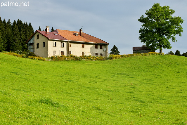 Photo d'une maison sur le plateau de Bellecombe dans le Jura