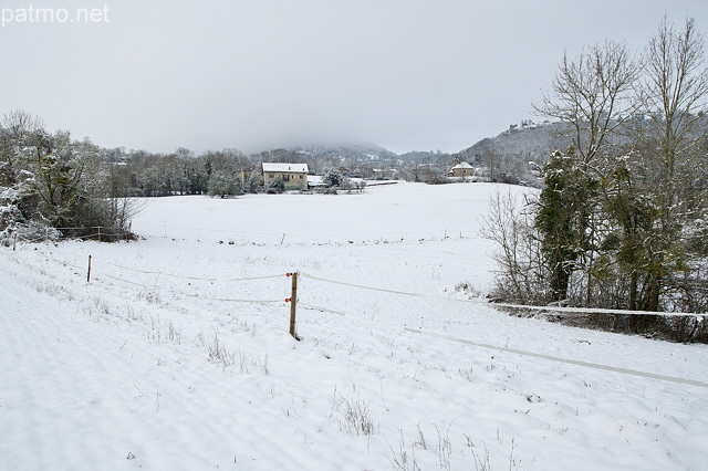 Photo d'un paysage rural sous la neige près de Chaumont en Haute Savoie