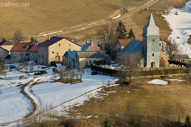 Photo du village des Bouchoux et de son église dans le Parc Naturel Régional du Haut Jura