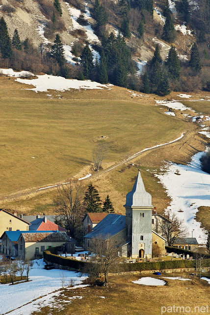 Image de l'église du village des Bouchoux dans le Jura