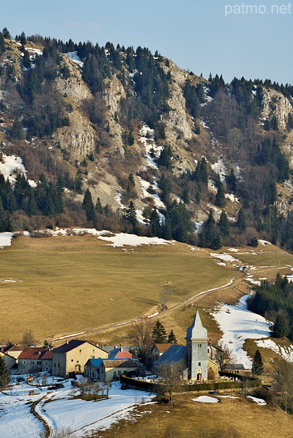 Photographie du village des Bouchoux en fin d'hiver dans le Jura