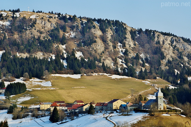 Photo du village des Bouchoux en fin d'hiver dans les montagnes du Haut Jura