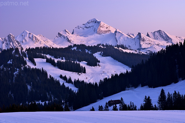 Photo d'un crépuscule d'hiver autour du Mont Charvin dans le Massif des Aravis