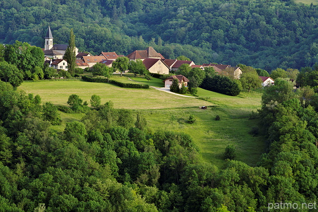 Photo du village de Musièges perché sur sa colline