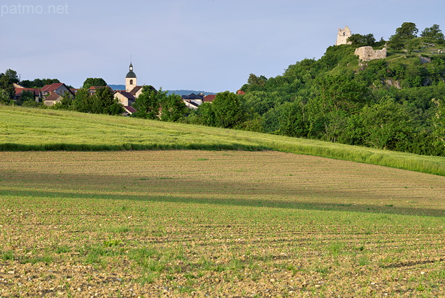Image d'un paysage rural autour du village de Chaumont en Haute Savoie