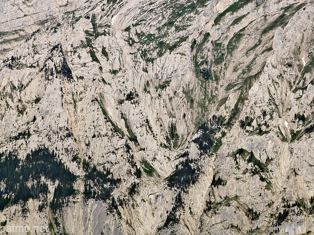 Photographie de la face rocheuse de la montagne du Bargy dans le Massif des Bornes