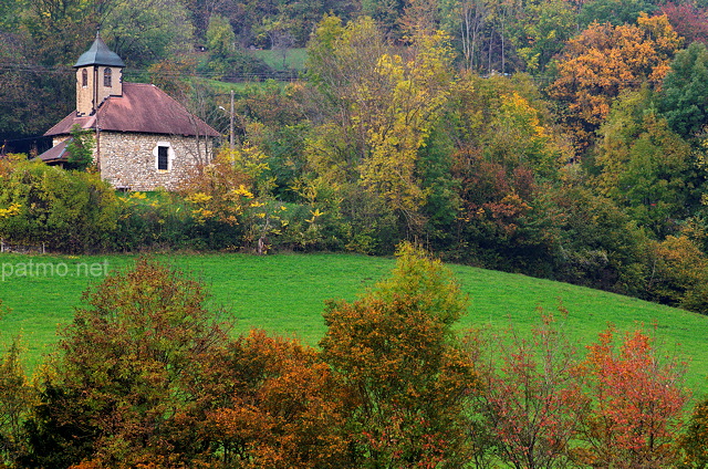 Photographie de l'automne autour de la chapelle de Saint Jean à Cahumont en Haute Savoie