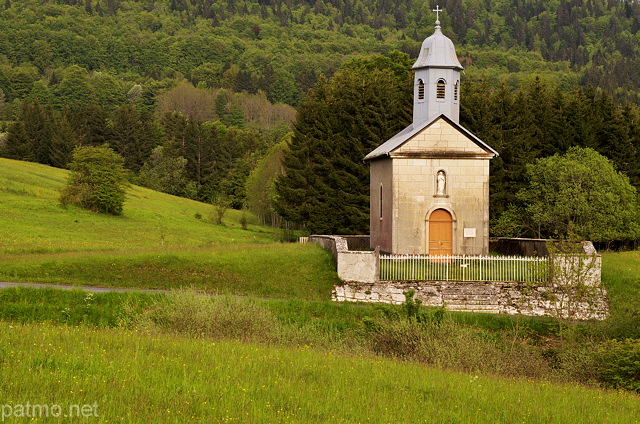 Photographie de la chapelle du village de Belleydoux dans le Parc Naturel Régional du Haut Jura