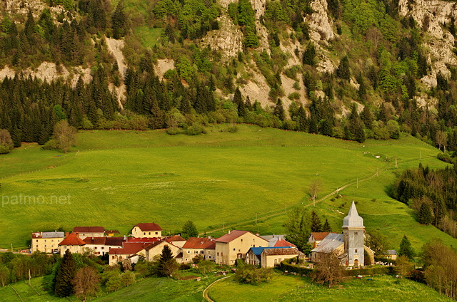 Image du village des Bouchoux au printemps dans le PNR du Haut Jura
