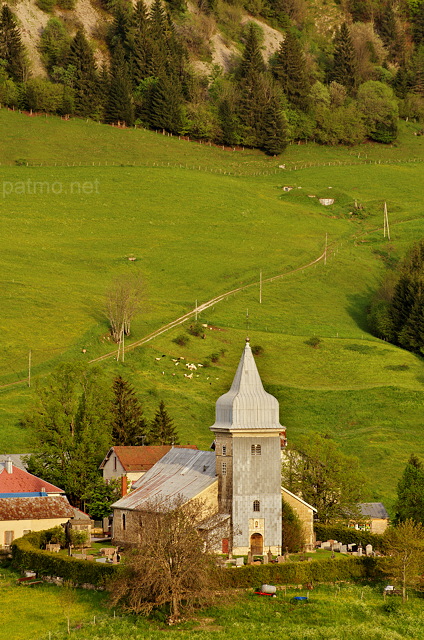 Image de l'église du village des Bouchoux dans les montagnes du Jura