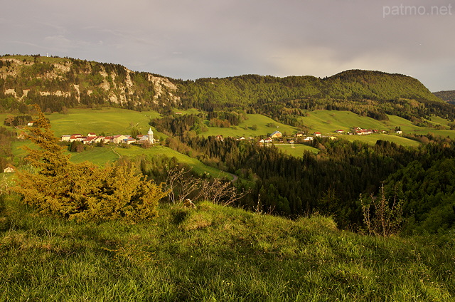 Image des montagnes du Haut Jura au printemps