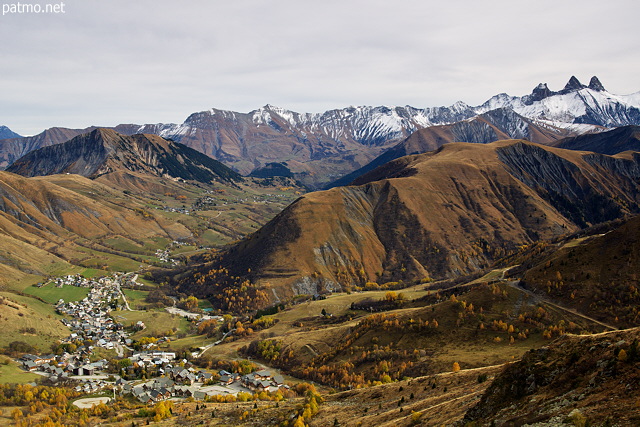 Photo du villlage de Saint Sorlin d'Arves dans les montagnes de Savoie