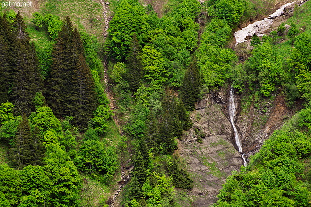 Image d'une cascade alimentée par la fonte des neiges dans les montagnes des Aravis