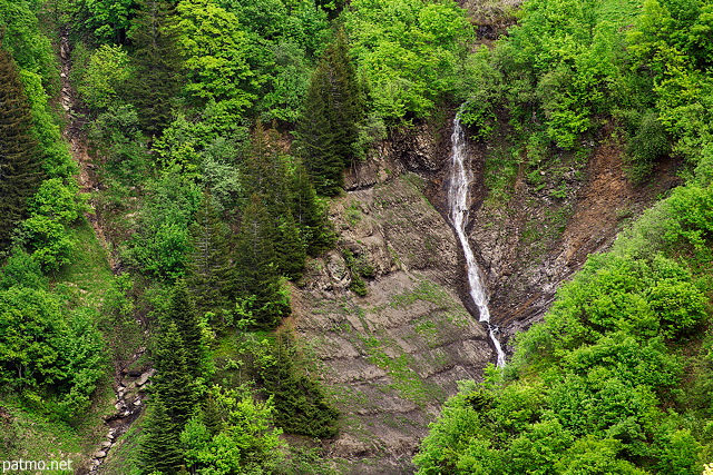Photo d'une cascade dévallant les pentes sous la Pointe d'Almet dans le Massif des Aravis