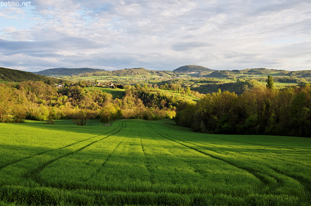 Image de la campagne verdoyante de Haute Savoie entre nuages et soleils