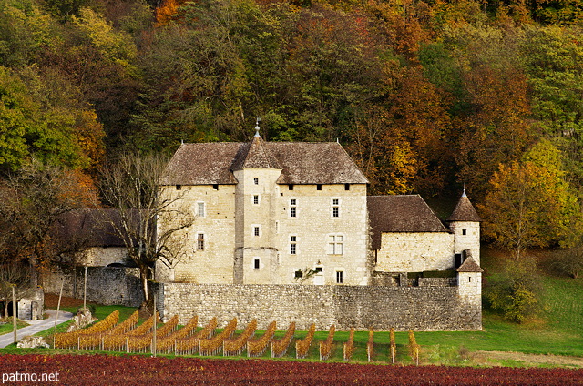 Image de l'automne en Chautagne autour du Château de Mécoras