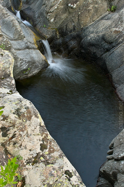 Image de petites cascades dans la rivière de la Verne