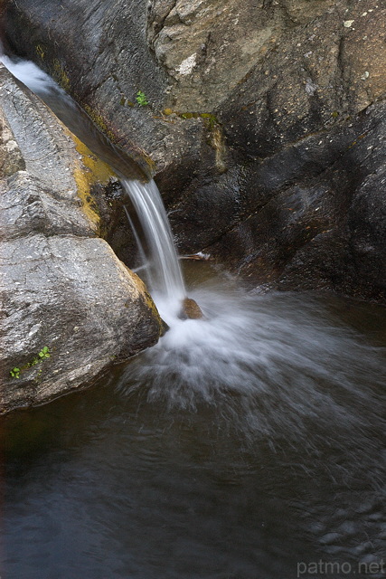 Photo d'une petite cascade sur la rivière de la Verne