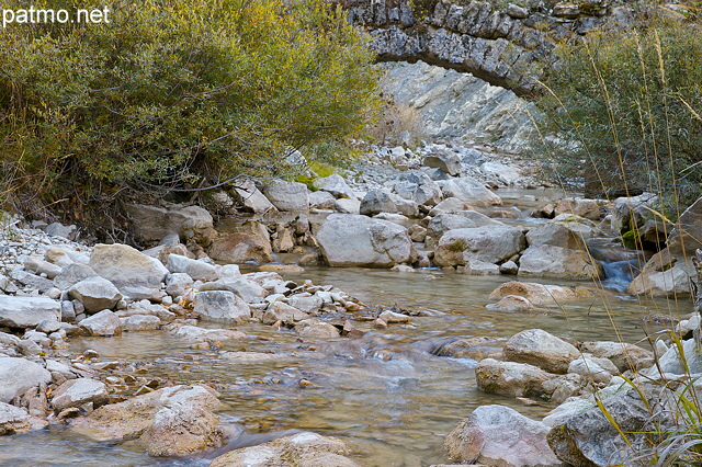 Image d'un pont de pierre sur la rivière d'Agnielles dans les Hautes Alpes