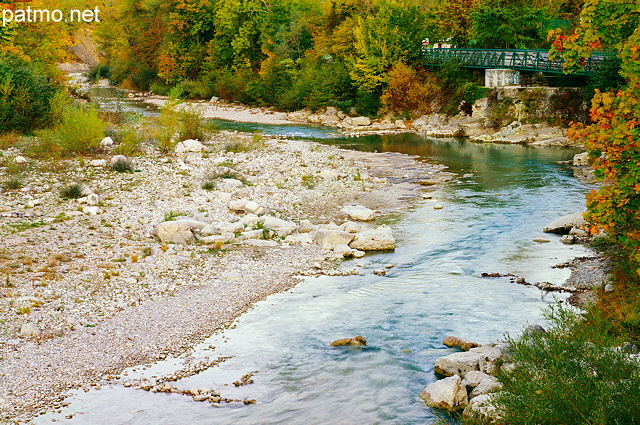 Photographie de la rivière de la Drôme à Die en automne