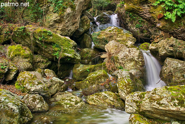 Photo de petites chutes d'eau dans les rochers des ruisseaux de Saparelle en Haute Corse