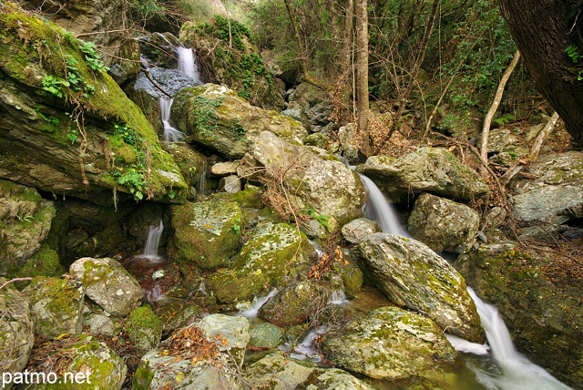 Image d'une succession de cascades dans les ruisseaux de Saparelle en Haute Corse