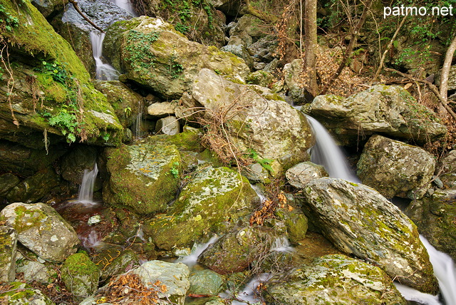 Photo d'une succession de cascades dans les ruisseaux de Saparelle en Haute Corse