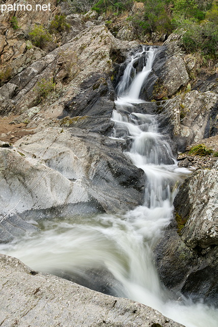 Photo d'une cascade dans le ruisseau de Boulin au confluent avec la rivire de la Verne dans le Massif des Maures