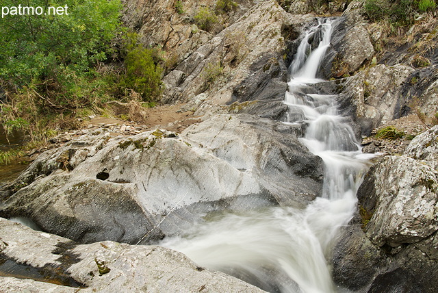Photographie de cascades dans le ruisseau de Boulin au confluent avec la rivire de la Verne dans le Massif des Maures