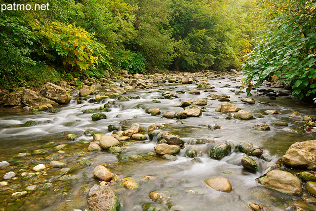 Photographie de la rivière des Usses en début d'automne