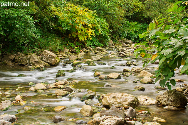Photo de l'automne le long de la rivière des Usses