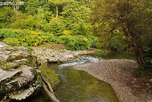Image des bords de la rivière des Usses en début d'automne