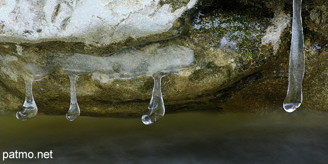 Image de glaçons suspendus à un rocher au dessus du torrent du Fornant en Haute Savoie