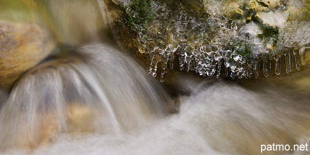 Photos de glaçons au bord d'une petite cascade dans la rivière du Fornant en Haute Savoie