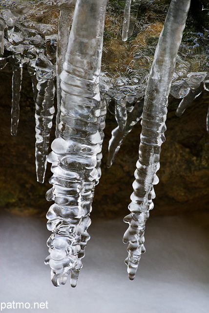 Photo de stalactites de glace en hiver dans le ruisseau du Fornant - Haute Savoie