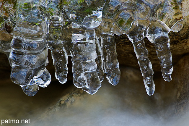 Photo de stalactites de glace au dessus du torrent du Fornant en Haute Savoie