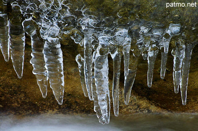 Photographie de stalactites de glace suspendues au dessus du ruisseau du Fornant en Haute Savoie